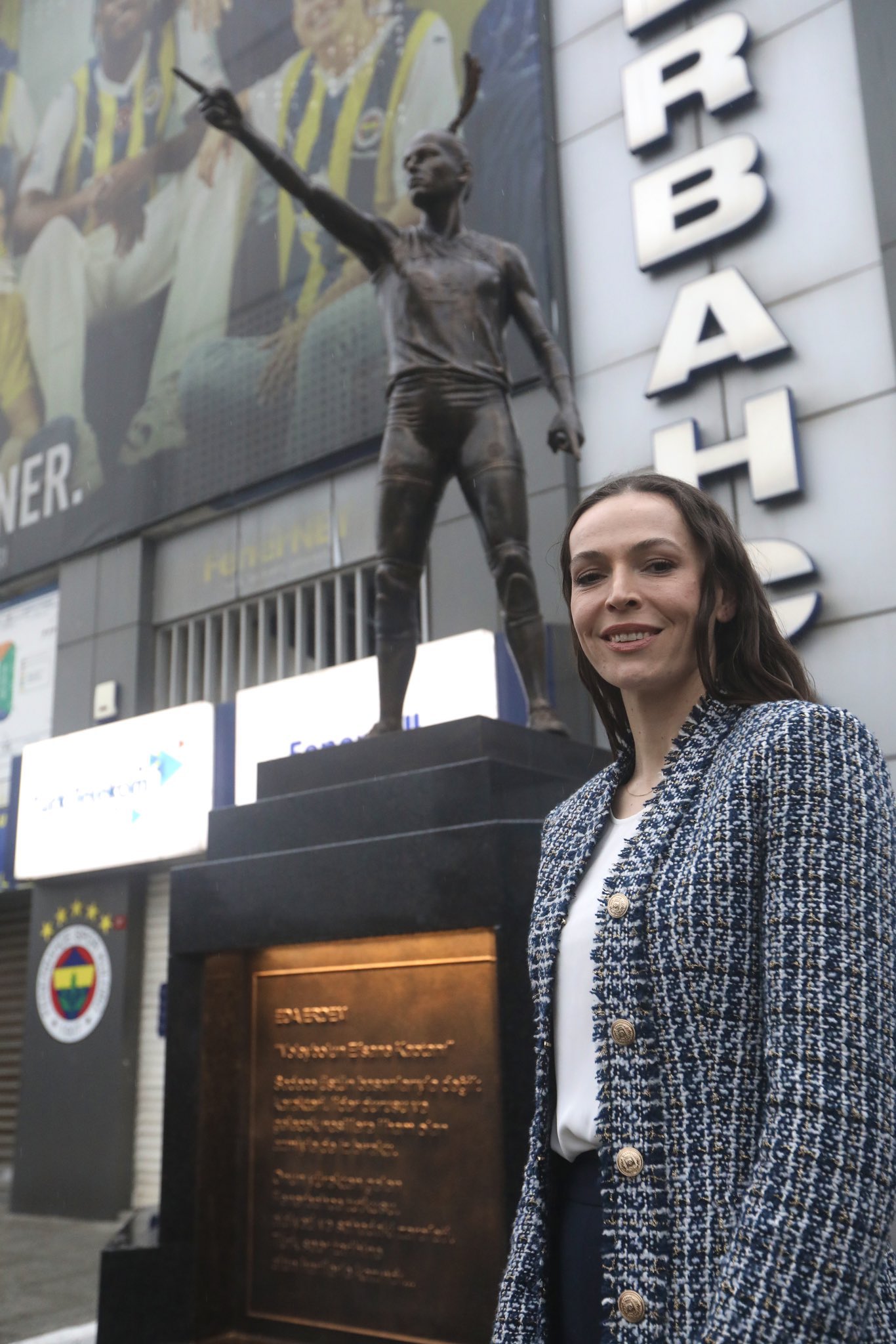 Eda Erdem’in heykeli sosyal medyada alay konusu oldu