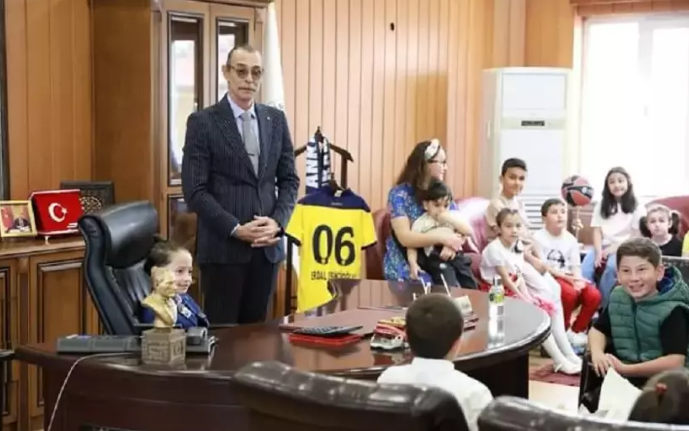 Etimesgut Belediye Başkanı Erdal Beşikçioğlu, Etimesgut halkıyla beraber 23 Nisan’ı kutluyor!