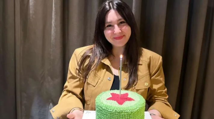 Yasemin Sakallıoğlu’ndan Doğum Günü Pastası!