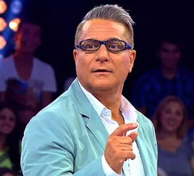 Mehmet Ali Erbil, kahvaltı ettiği mekanda dans edip Araplardan para topladı.