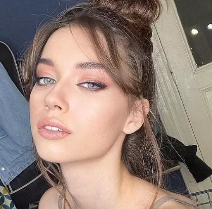 Afra Saraçoğlu ’nun Ödül Töreninde Temastan Kaçınması!