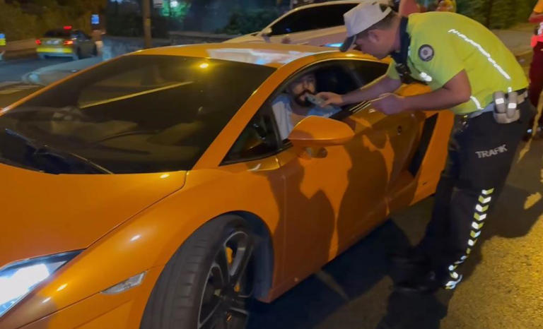 Burak Özçivit Etiler’de Yeni Lamborghini ile Trafik Çevirmesine Takıldı