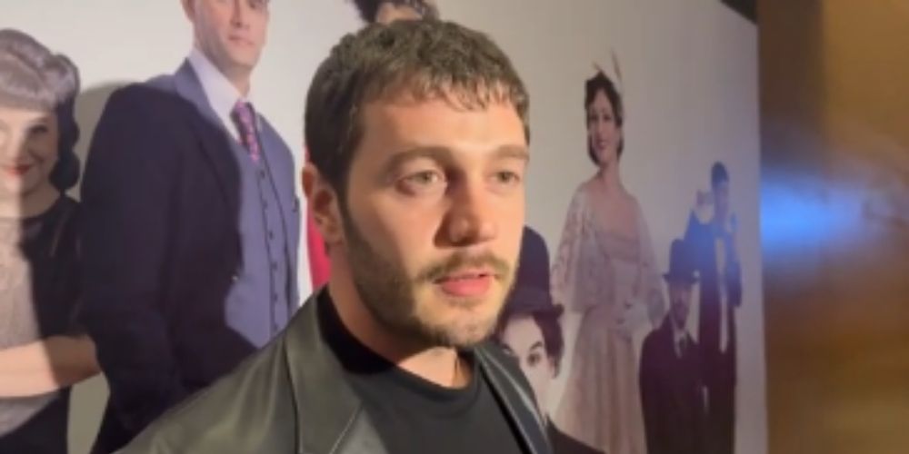 Oyun öncesi İsmail Ege Şaşmaz’ın değerlendirmeleriyle dikkat çeken ‘Chaplin’, izleyicilere Charlie Chaplin’in hayatını sahnede yeniden yaşatıyor.