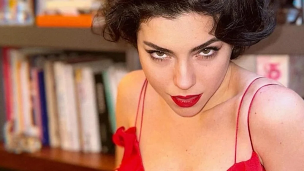 Merve Boluğur’un Şaşırtan Tektaş Paylaşımı: Evleniyor mu?