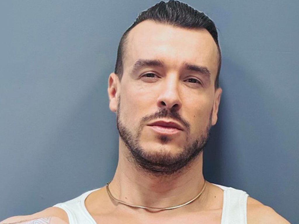 BÜYÜK SKANDAL! Cem Adrian’ın Yüzüne Su Şişesi Attılar!