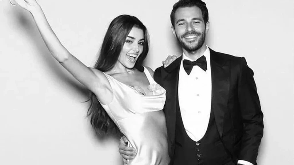 “Hande Erçel ve Hakan Sabancı, Romantizm Dolu Alaçatı Tatilinde Objektiflere Yakalandı!”