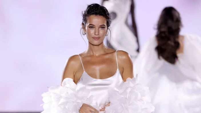 Pınar Deniz Podyumda Dünyaca Ünlü Modellerle Yürüdü! Eli Karnında Poz Verdi