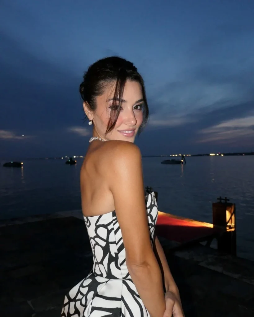 Hande Erçel, Venedik Film Festivali’nde Göz Kamaştırdı!