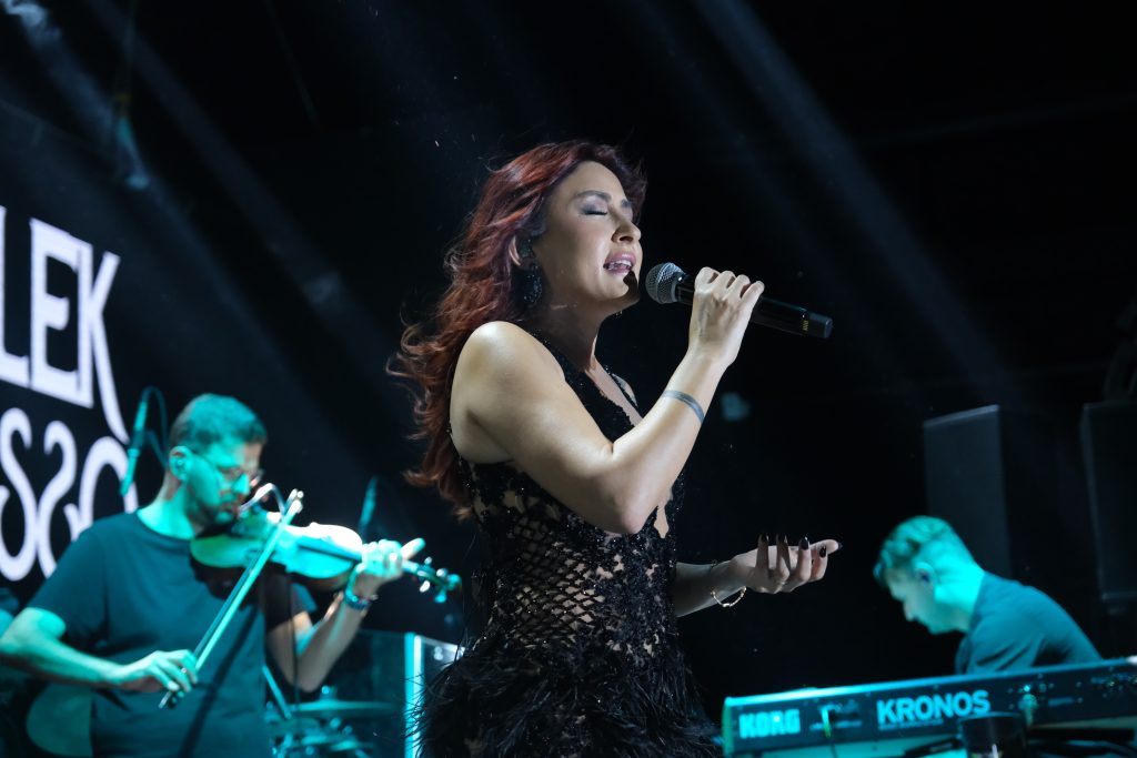 Melek Mosso Adana’da göz kamaştırdı