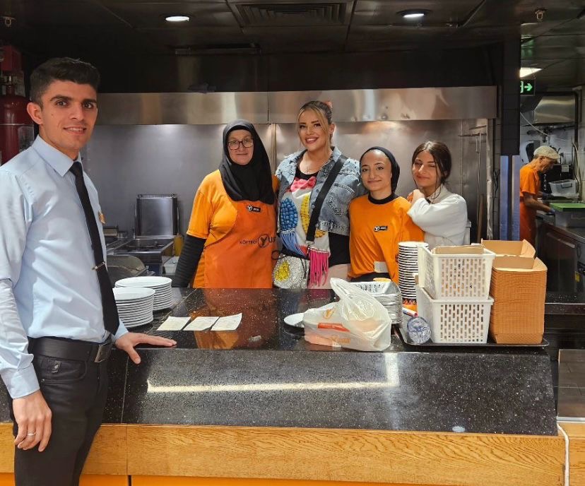 Esra Sönmezer, “Domuz eti” skandalıyla çalkalanan restoranda yemek yedi