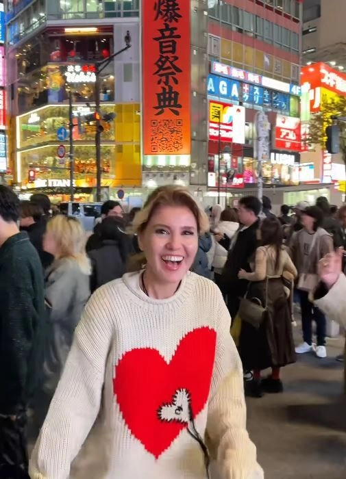 Tokyo Sokaklarında Çılgın Anlar: Ünlü İsim Gülben Ergen, Japonları Şaşkına Çevirdi!