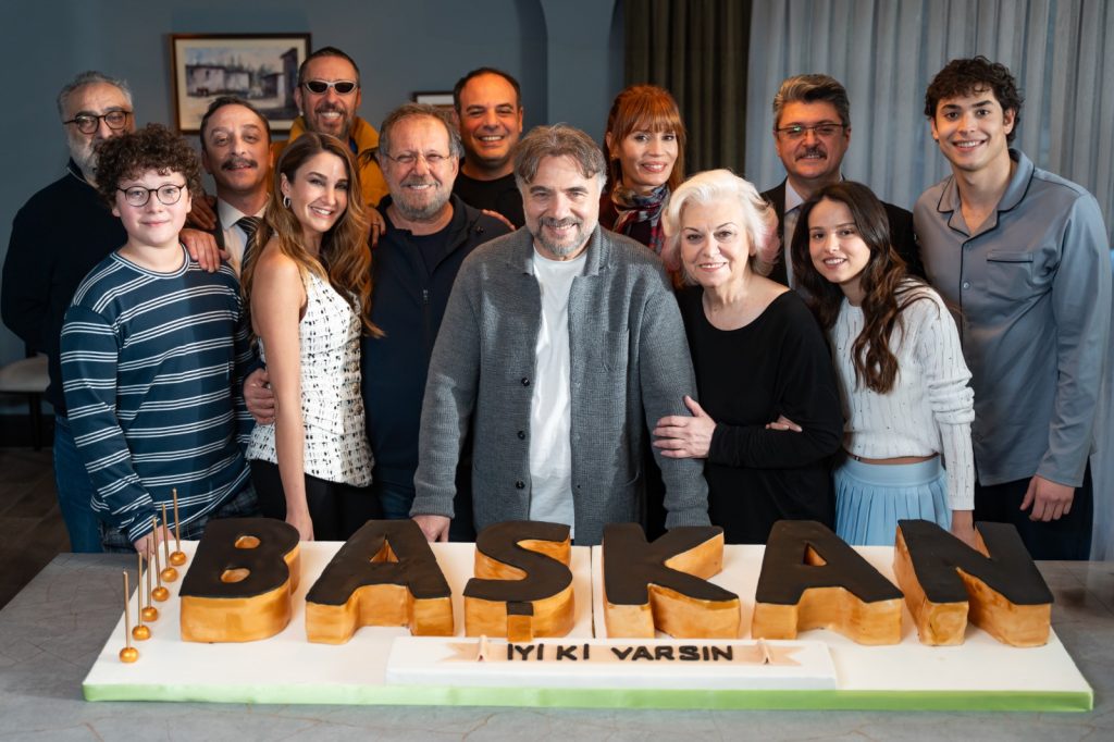 Oktay Kaynarca’ya “BAŞKAN: Ev Hapsi” Setinde Sürpriz Doğum Günü Kutlaması!