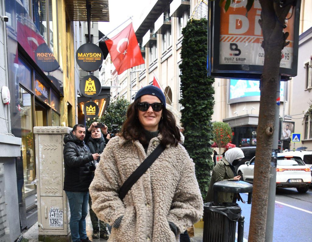 Büşra Develi Nişantaşı Sokaklarında Kameralardan Uzaklaşan Sevgilisiyle Görüntülendi!
