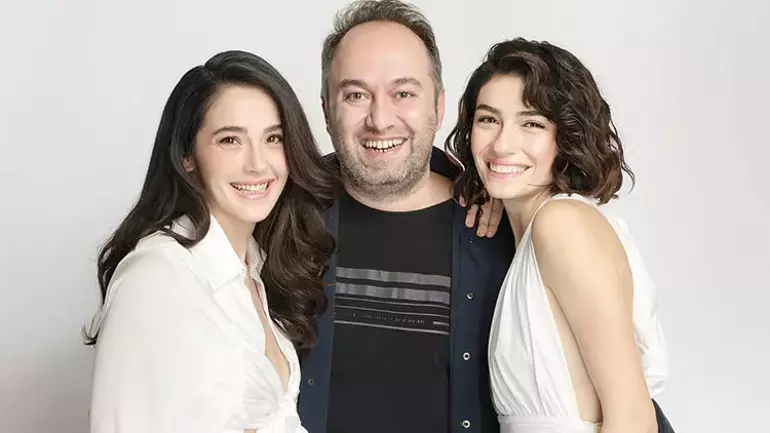 Funda Eryiğit ve Hazar Ergüçlü, “Timsah Ateşi” ile 4 Sezondur Sahnede!