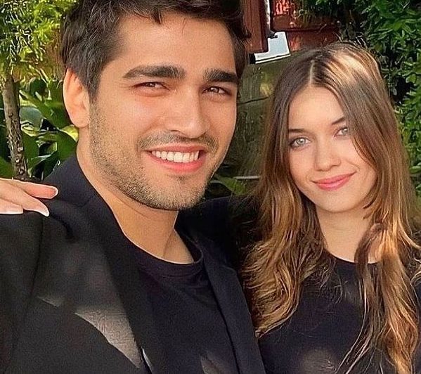 Afra Saraçoğlu ve Mert Demir Eğlenceli Tavırlarıyla Hayranını Güldürdü!