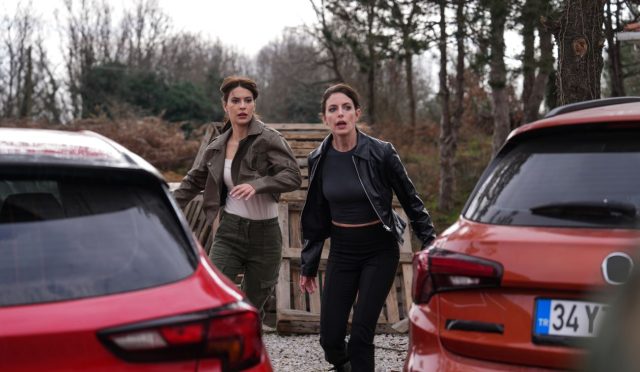 Devrim Özkan ve Bige Önal’ın Uçağına Yıldırım Düştü