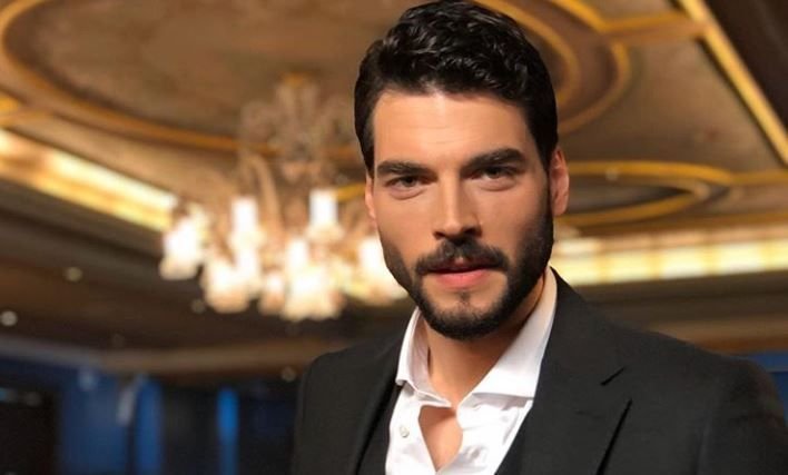 Yakışıklı oyuncu Akın Akınözü’nden haber var