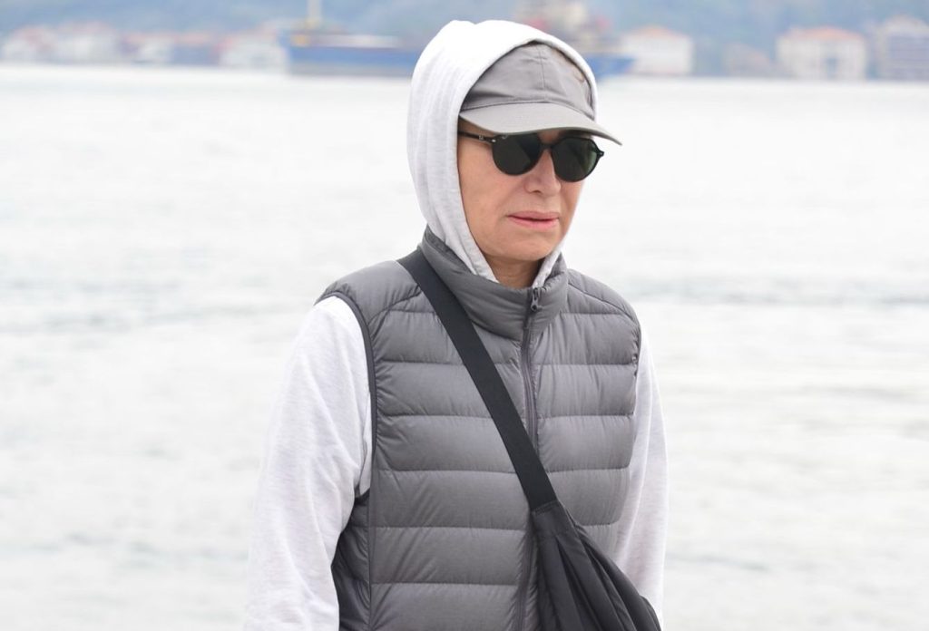 “Kamuflajlı Demet Akbağ, Boğaz Sahilinde Yalnız Yürüyüş Yaparken Görüntülendi”