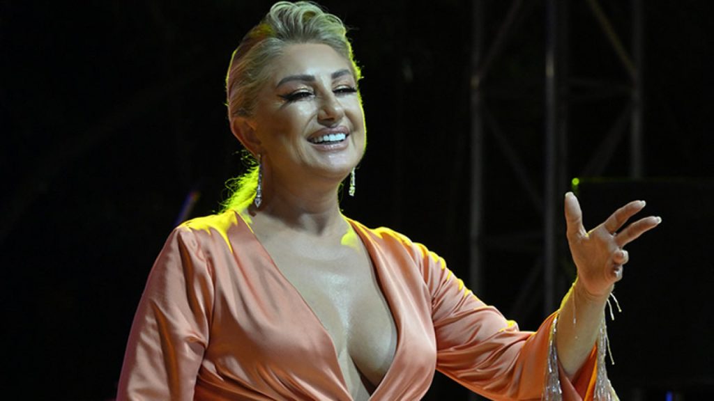 Alışveriş Turundaki Muazzez Ersoy’a Sevenlerinden Yoğun İlgi!