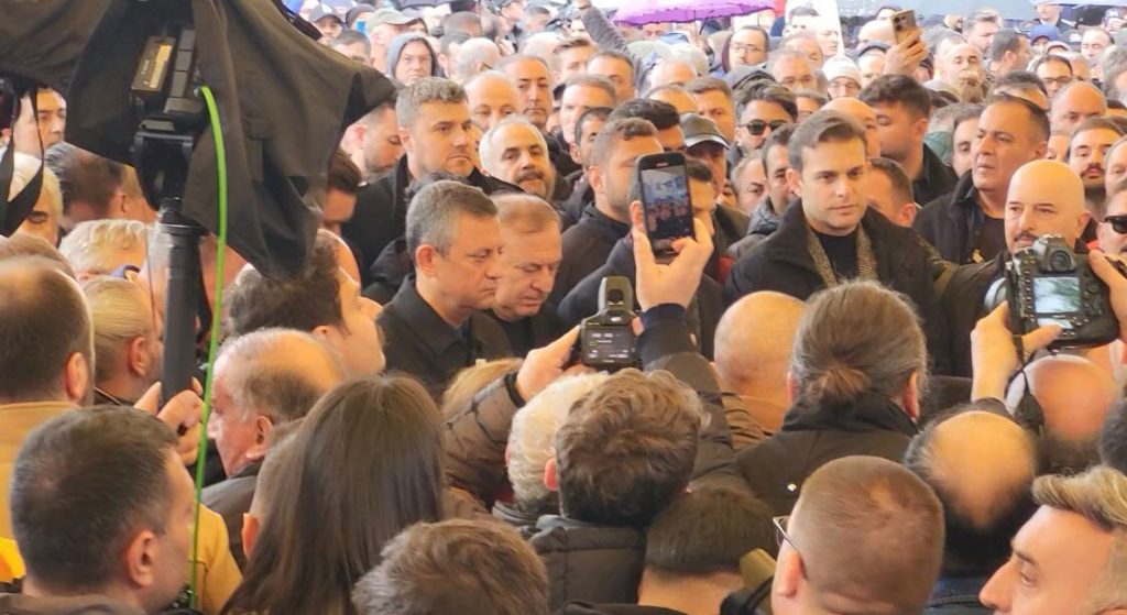 Volkan Konak’ın Cenaze Törenine CHP Genel Başkanı Özgür Özel’de Katıldı