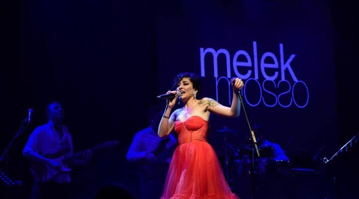 Melek Mosso’dan Yürek Burkan Bir Gece
