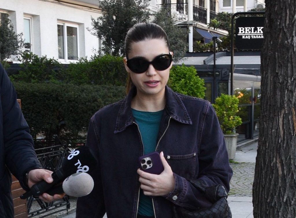 Afra Saraçoğlu Yeni İmajıyla İlk Kez Objektif Karşısında