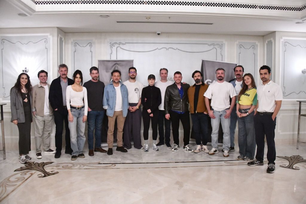 “Karanlık Oda” Seti Ciddiyetle Başladı: “Eğlence Değil, Sorumluluk İçin Buradayız”