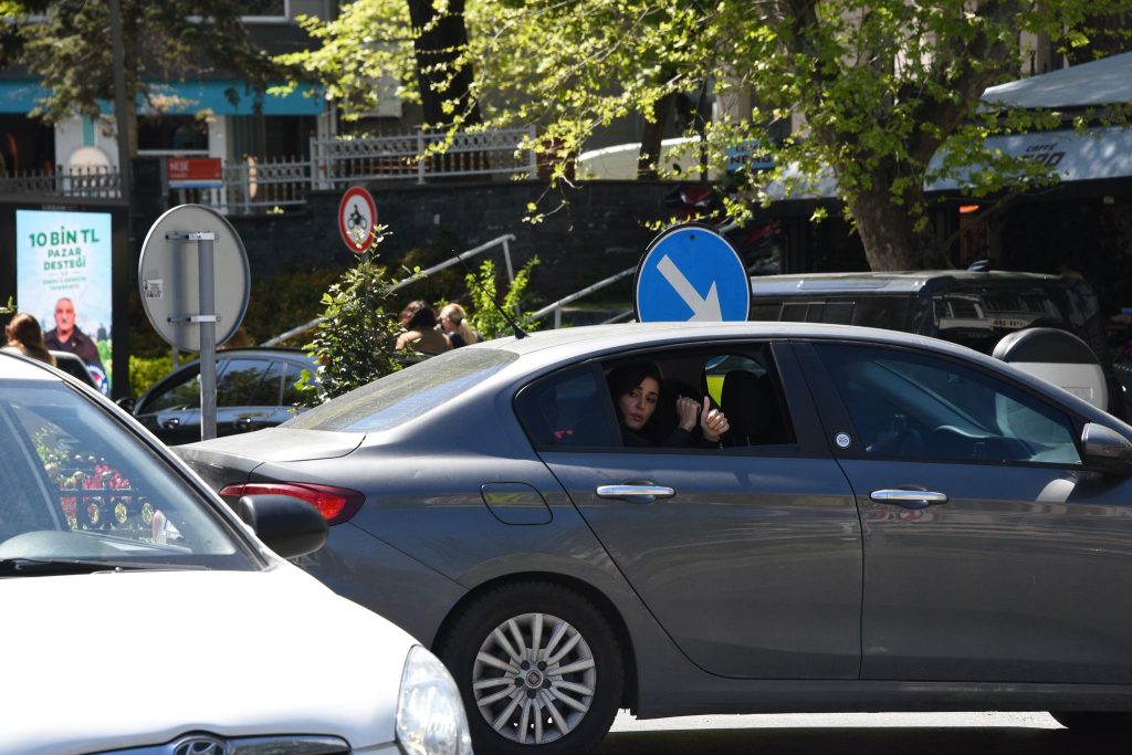Bu Haliyle Gören Tanıyamadı! Hande Erçel’den Peruklu Sürpriz