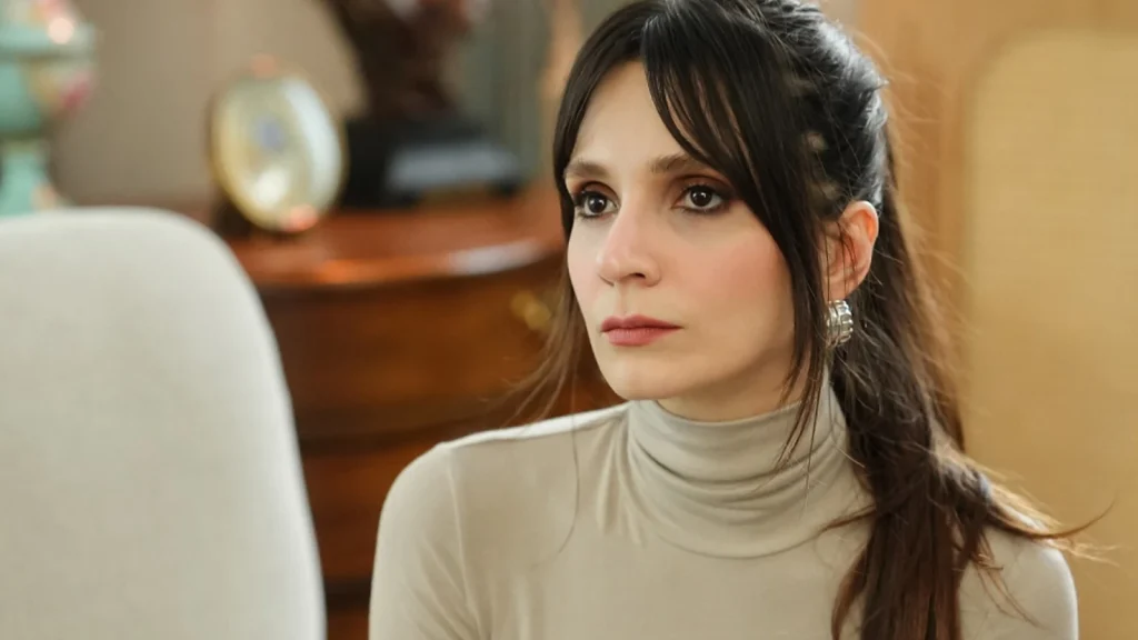 Hamilelikte İlk Kare! Meriç Aral Montunun Ardına Saklandı