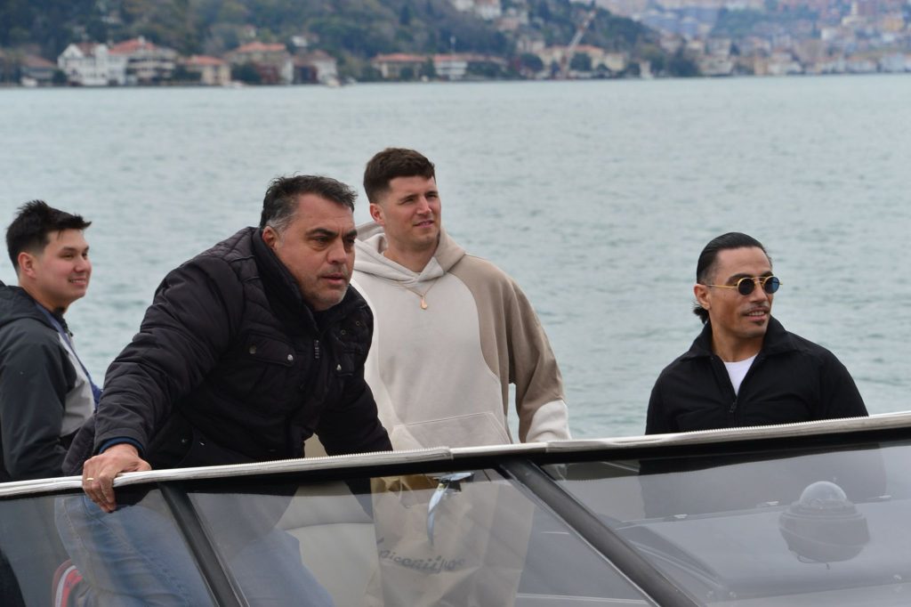 Sosyal Medya İçin Lüks Çekim! Nusret ve Amerikalı Şef Boğaz’da Poz Verdi