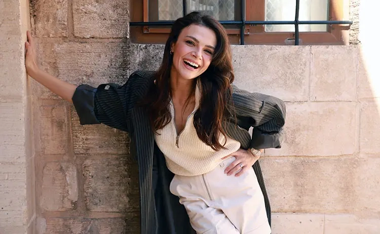 Uzak Şehir’in Alya’sı Sinem Ünsal, Fit Hallerinin Sırrını Açıkladı!