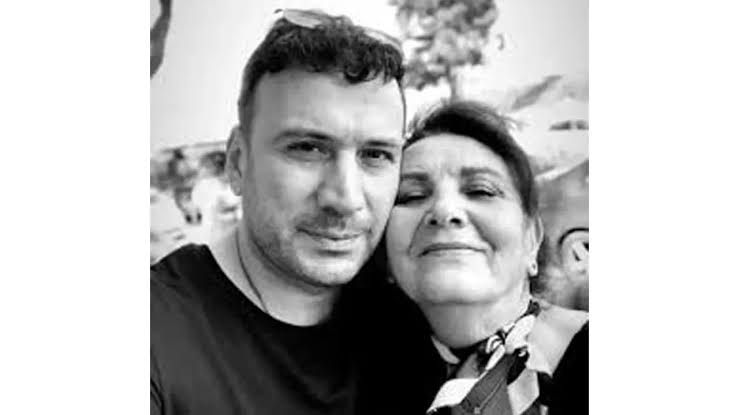 Ertem Şener Annesini Kaybetmenin Derin Üzüntüsünü Yaşıyor