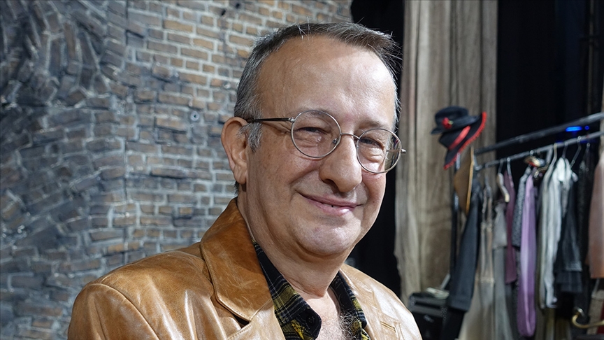 “Sahnenin Işığı Sönüyor: Naşit Özcan Hayatını Kaybetti”