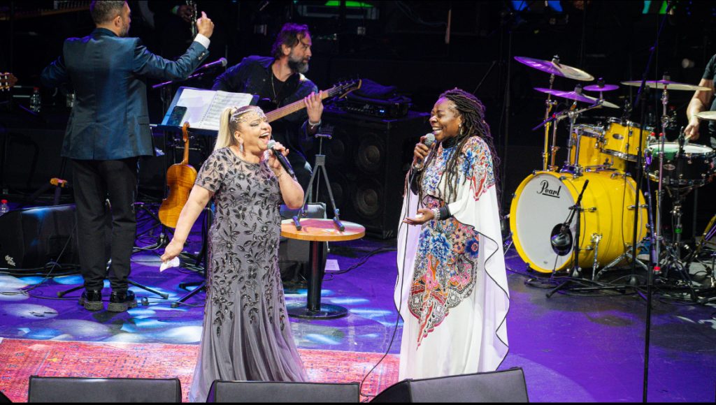 AÇIKHAVA’DA YILIN BOMBASI: LATİN RÜZGARI ARABESKLE KESİŞTİ!