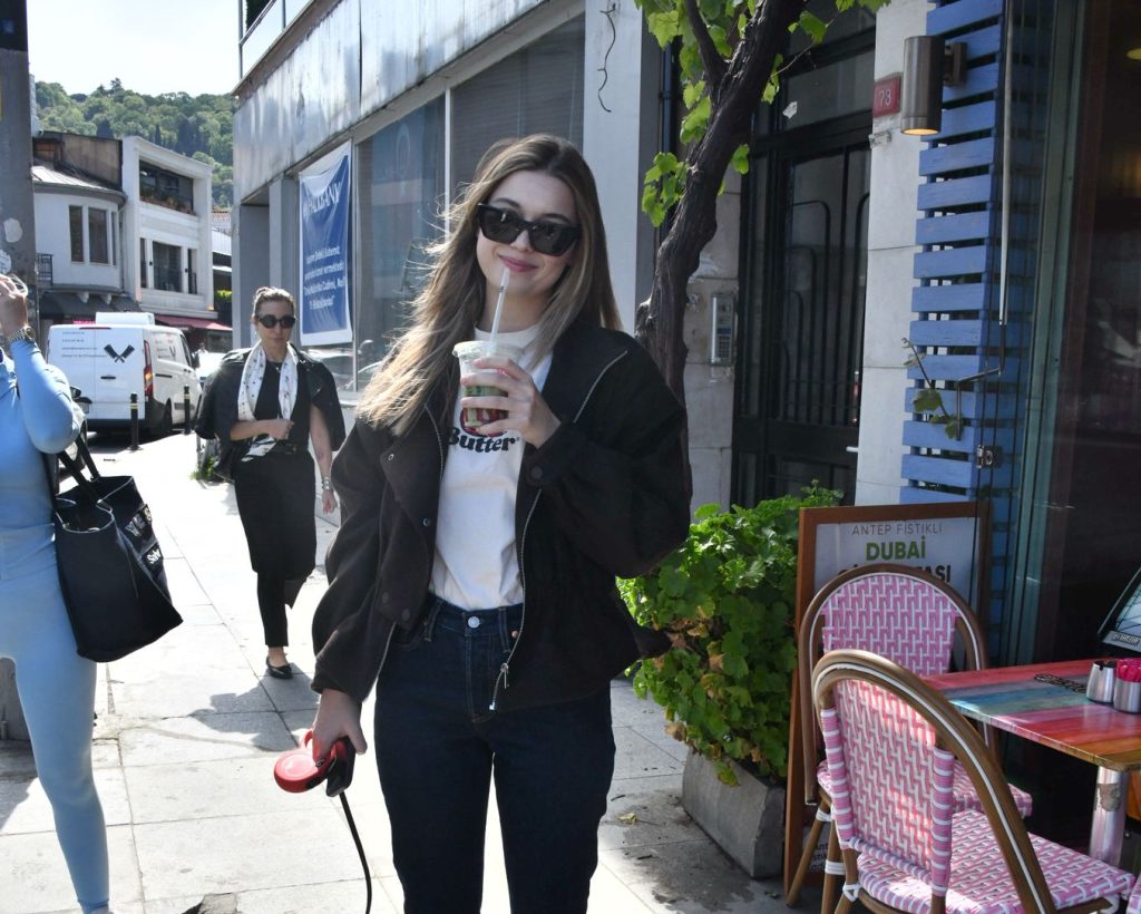 Afra Saraçoğlu Yalı Çapkını Sonrası Köpeği Nagi ile Bebek’te Keyif Çıkardı!