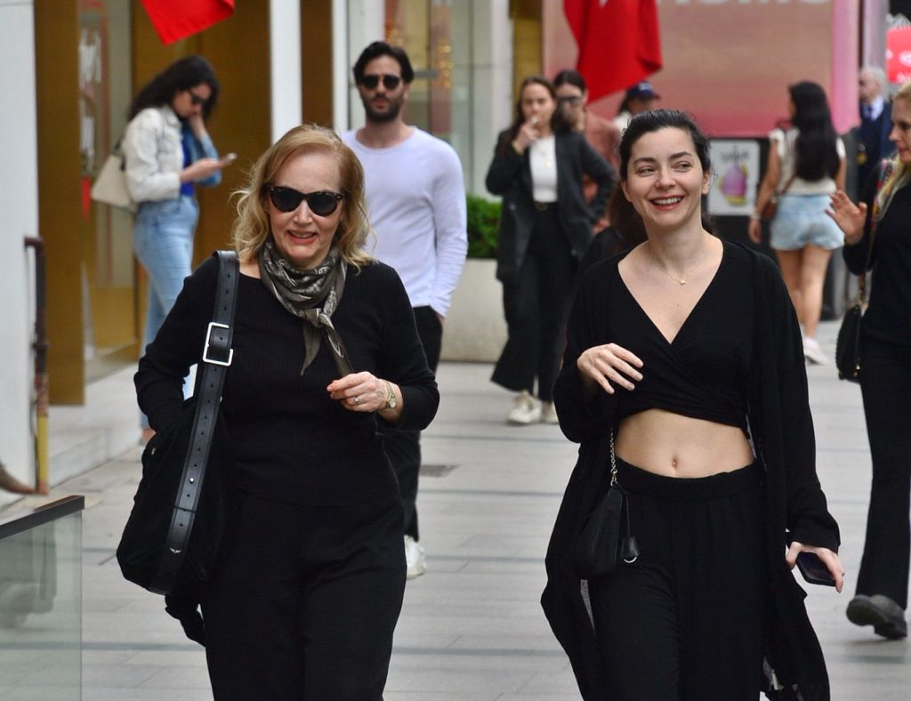 Merve Boluğur ve Annesi Nişantaşı’nda Siyah Kombinleriyle Göz Doldurdu!