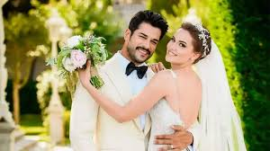 Burak Özçivit ve Fahriye Evcen’den Boşanma İddialarına Yanıt: ‘Aile Hayatımıza Saygı Duyun’