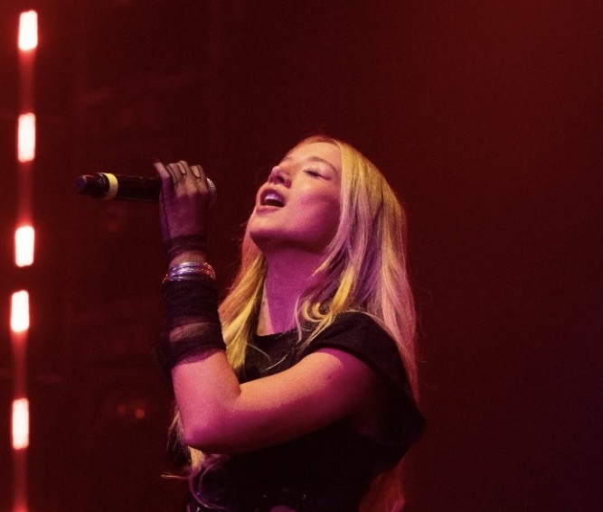 Aleyna Kalaycıoğlu’ndan Bursa’da Kadınlara Güç Veren Mesaj